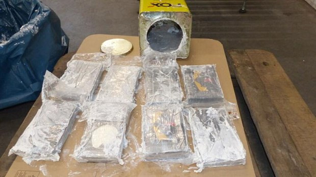  Lượng cocaine vừa bị phát hiện được giấu bên trong hơn 1.700 lon thiếc. (Nguồn: AFP)