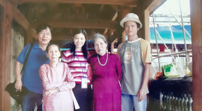 Bà Dinh (thứ hai, bên trái) cùng đoàn làm phim từ Hà Nội - ảnh TL gia đình