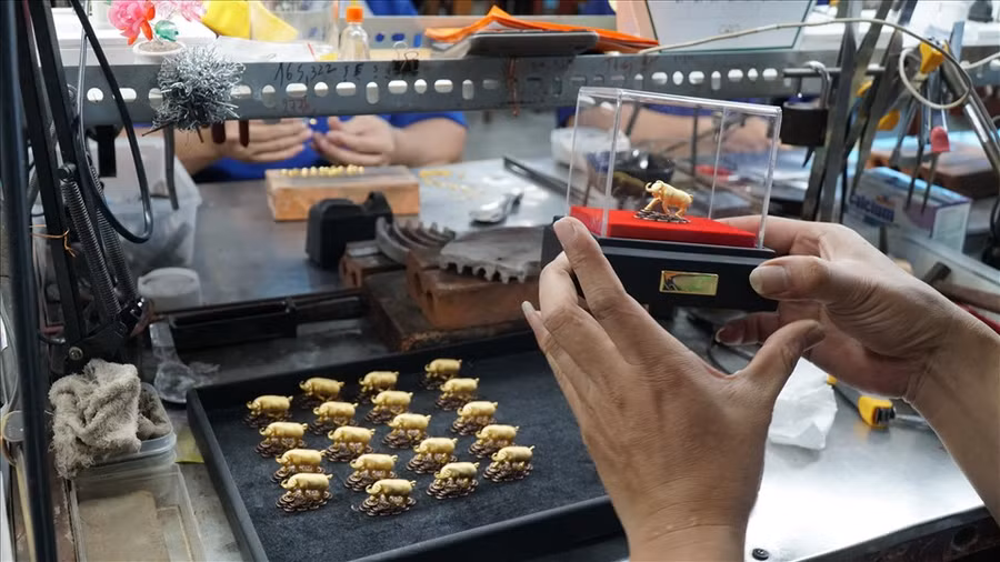  Các nghệ nhân chế tác sản phẩm trâu vàng bán trong ngày Vía Thần Tài.