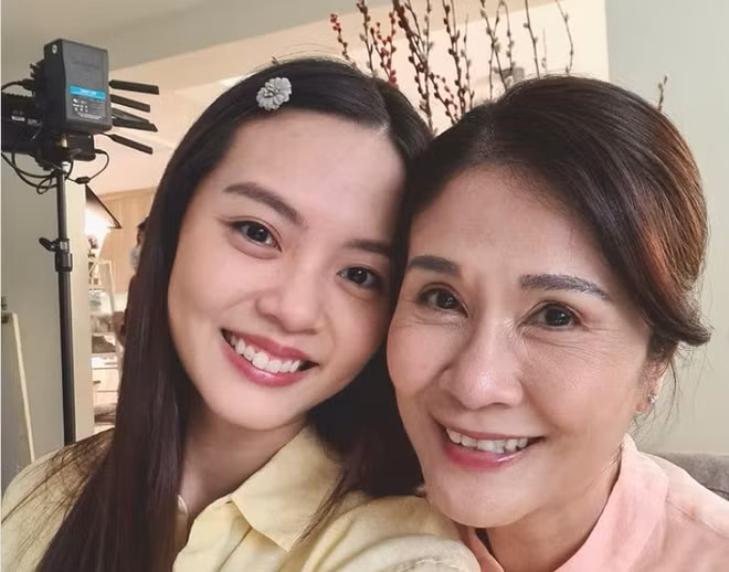 Chantalle Ng cùng mẹ trên phim trường My Star Bride - Ảnh: Instagram