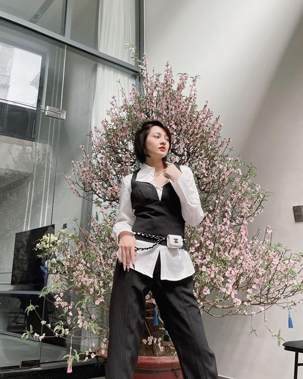 Layer trang phục đen trắng của Bảo Anh trở nên thời thượng hơn khi mix cùng túi đeo hông của Chanel.