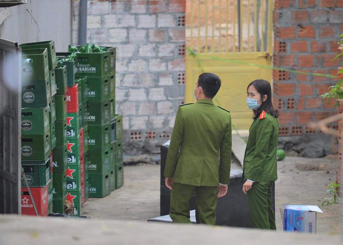 Lực lượng công an khám nghiệm hiện trường để làm rõ nguyên nhân vụ việc