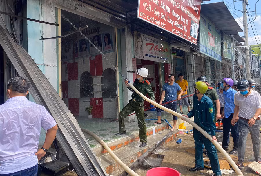 Lực lượng chức năng tiến hành dập tắt đám cháy. Ảnh: Hà Phương