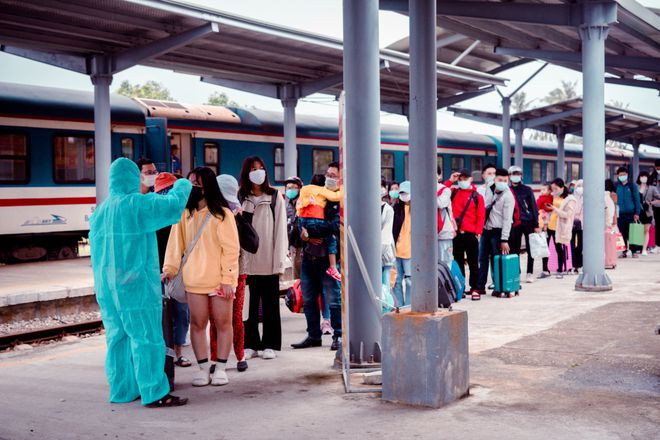 Kiểm tra y tế, thân nhiệt cho người xuống tàu tại ga Quảng Ngãi sáng 4.2.