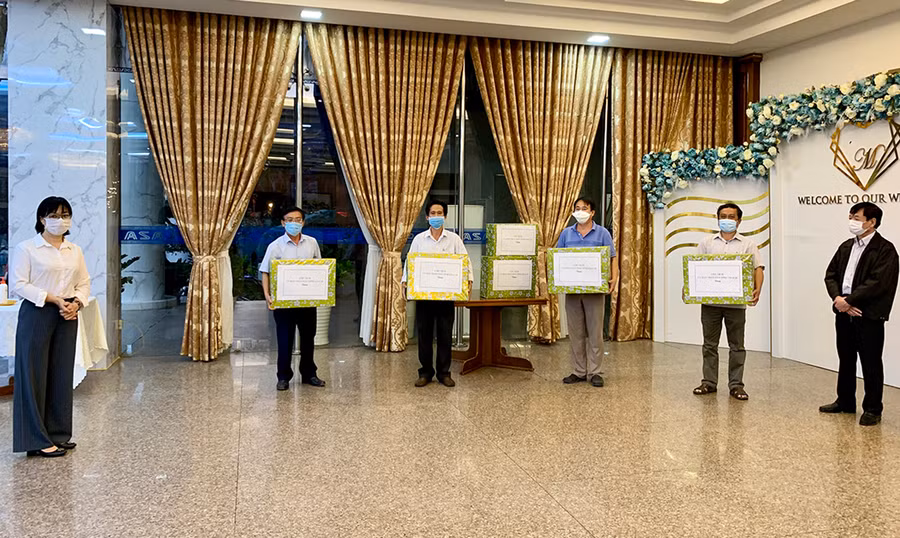  Thay mặt UBND tỉnh, Phó Chủ tịch UBND tỉnh Nguyễn Thị Thanh Lịch đã gửi tặng món quà thay lời tri ân đến đoàn công tác. Ảnh: Như Nguyện