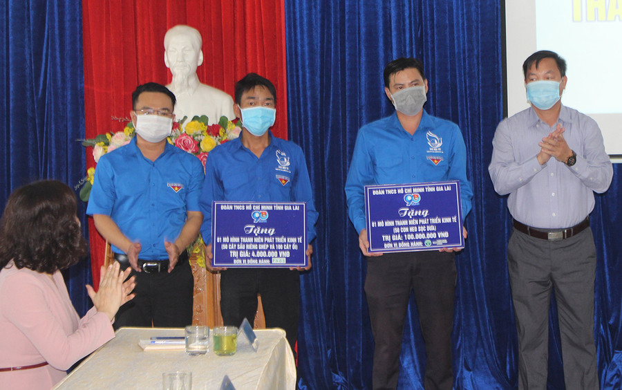 Tỉnh Đoàn và Câu lạc bộ Khởi nghiệp Nông nghiệp tỉnh tặng mô hình phát triển kinh tế cho thanh niên TP. Pleiku. Ảnh: Phan Lài Tỉnh Đoàn và Câu lạc bộ Khởi nghiệp Nông nghiệp tỉnh tặng mô hình phát triển kinh tế cho thanh niên TP. Pleiku. Ảnh: Phan Lài