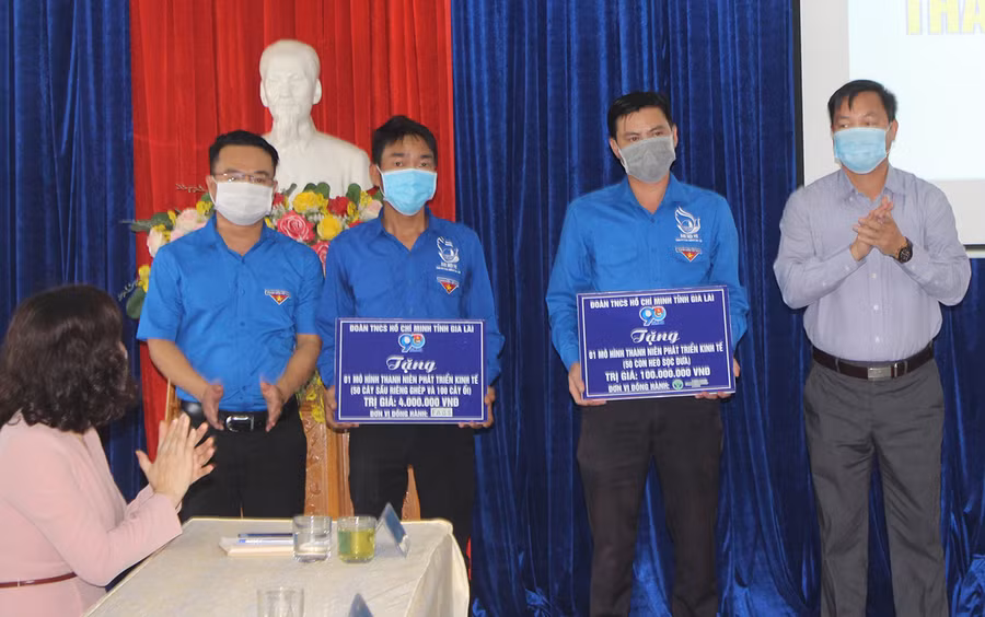  Tỉnh Đoàn và Câu lạc bộ Khởi nghiệp Nông nghiệp tỉnh tặng mô hình phát triển kinh tế cho thanh niên TP. Pleiku. Ảnh: Phan Lài 