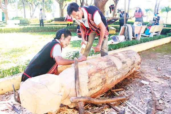 Trình diễn tạc tượng sẽ đem đến cho du khách những trải nghiệm thú vị khi tới Phố núi Pleiku. Ảnh: Quang Tấn