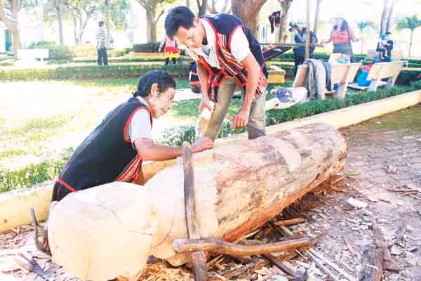 Trình diễn tạc tượng sẽ đem đến cho du khách những trải nghiệm thú vị khi tới Phố núi Pleiku. Ảnh: Quang Tấn