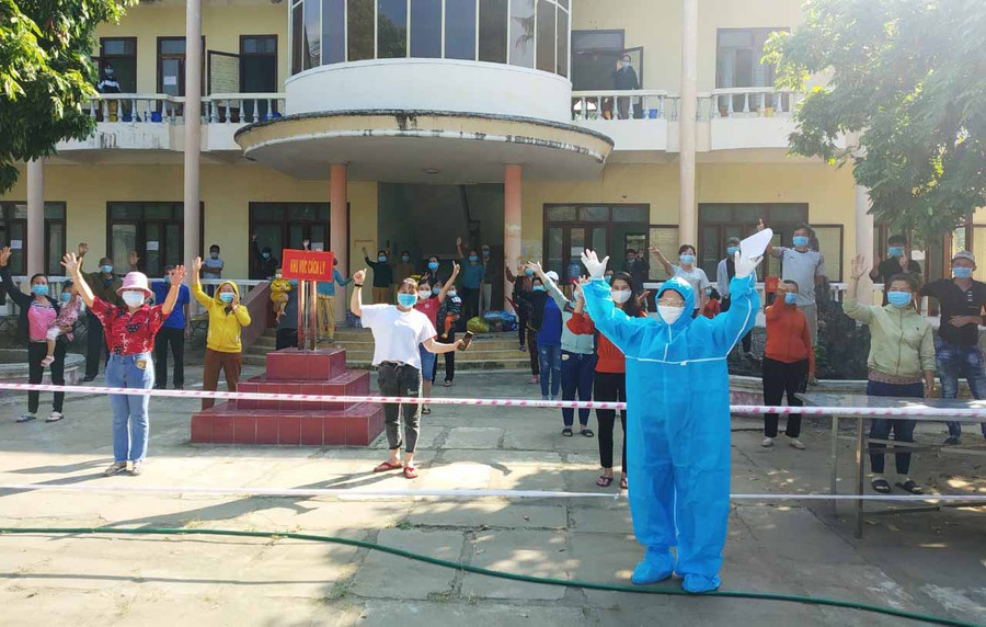 Niềm vui của 55 công dân hoàn thành thời gian cách ly tại trụ sở cũ của Ban Chỉ huy Quân sự thị xã Ayun Pa. Ảnh: Vũ Chi