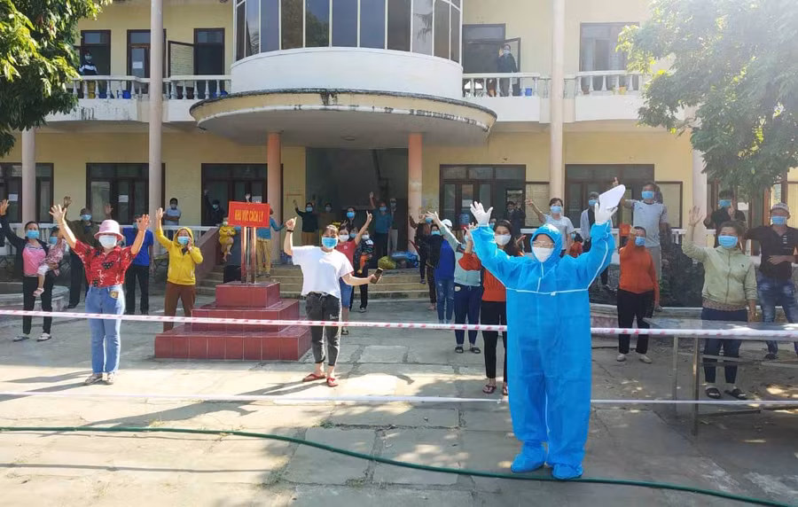 Niềm vui của 55 công dân hoàn thành thời gian cách ly tại trụ sở cũ của Ban Chỉ huy Quân sự thị xã Ayun Pa. Ảnh: Vũ Chi