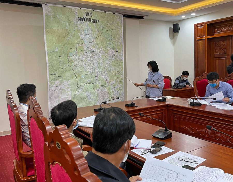 1 Phó Chủ tịch UBND tỉnh Nguyễn Thị Thanh Lịch báo cáo tình hình triển khai công tác phòng chống dịch Covid-19 