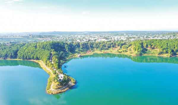 Danh thắng Biển Hồ là một trong những điểm du lịch hấp dẫn của Pleiku. Ảnh: Quang Tấn