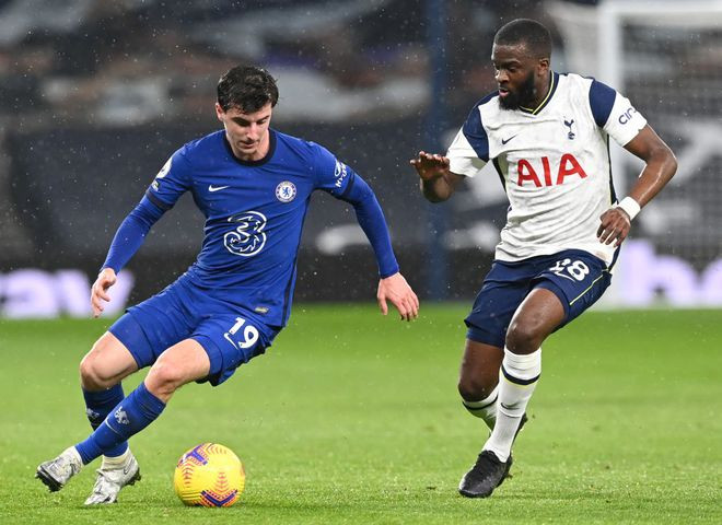 Tiền vệ Mason Mount (trái) được đánh giá là cầu thủ chơi tốt nhất của Chelsea trong trận thắng Tottenham. Ảnh: AFP