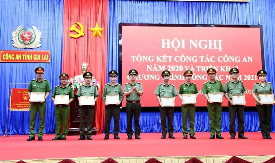 Trung tá Nguyễn Đức Hoàng (ngoài cùng bên trái) thay mặt tập thể Công an huyện Kbang nhận danh hiệu Đơn vị quyết thắng năm 2020 của Giám đốc Công an tỉnh