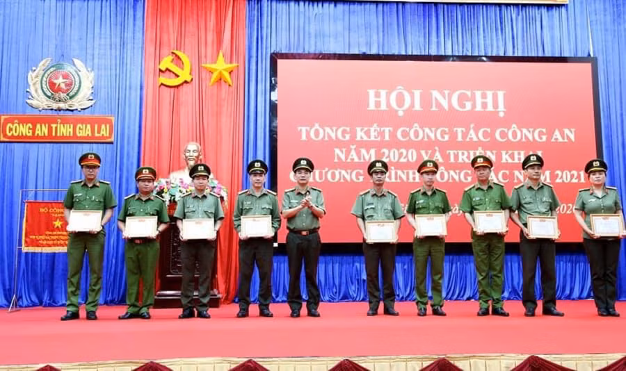 Trung tá Nguyễn Đức Hoàng (ngoài cùng bên trái) thay mặt tập thể Công an huyện Kbang nhận danh hiệu Đơn vị quyết thắng năm 2020 của Giám đốc Công an tỉnh