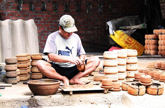  Người thợ đúc đồ đồng còn sót lại ở làng nghề đúc đồng Bằng Châu ở cuối dòng sông Kôn