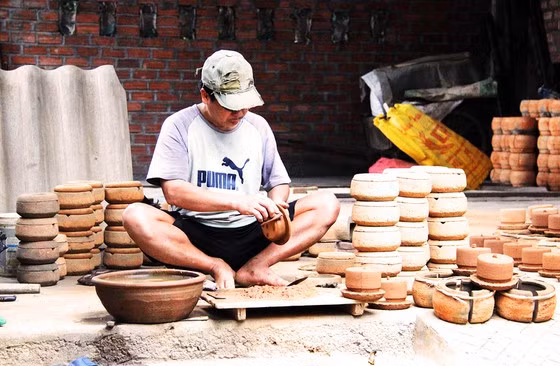  Người thợ đúc đồ đồng còn sót lại ở làng nghề đúc đồng Bằng Châu ở cuối dòng sông Kôn