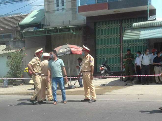 Lực lượng chức năng khám nghiệm hiện trường, điều tra nguyên nhân tai nạn.