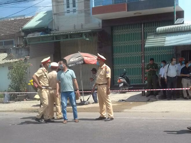 Lực lượng chức năng khám nghiệm hiện trường, điều tra nguyên nhân tai nạn.