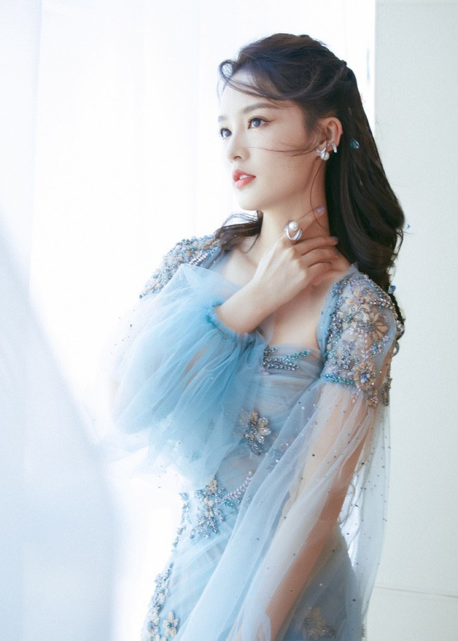  Người đẹp này còn được khen ngợi vóc dáng gợi cảm và gương mặt thanh tú phù hợp với những vai diễn tiểu thư, con nhà giàu, công chúa... Trước đây, Lý Thấm ghi dấu trong lòng khán giả khi góp mặt trong nhiều phim đình đám như: Sở Kiều truyện, Khánh Dư Niên... Ảnh: Xinhua.