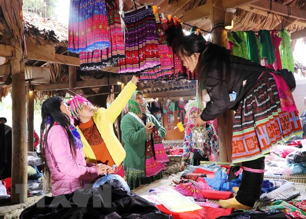 Một gian hàng bán trang phục truyền thống của người Mông. (Ảnh: Nguyễn Oanh/TTXVN) Một gian hàng bán trang phục truyền thống của người Mông. (Ảnh: Nguyễn Oanh/TTXVN)
