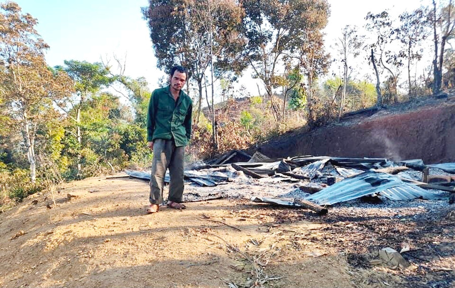 A Cheo buồn bã bên căn nhà đã bị bốc cháy. Ảnh: ĐV