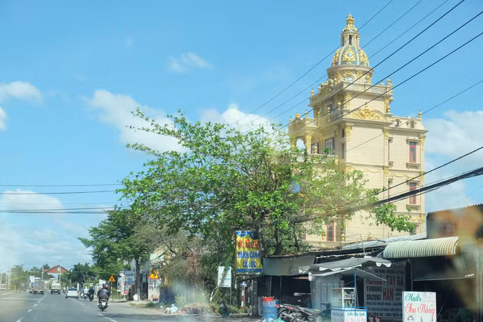 Gần đó là căn biệt thự của con trai Thiện 