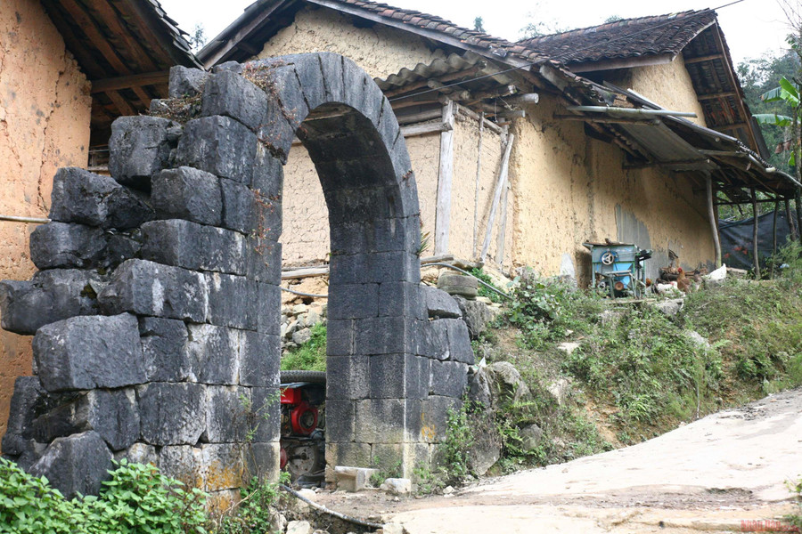 Cộng đồng Pu Péo làm nhà chình đất nện để hạn chế việc chặt cây, lấy gỗ trong rừng. (Ảnh: Minh Tâm)  Cộng đồng Pu Péo làm nhà chình đất nện để hạn chế việc chặt cây, lấy gỗ trong rừng. (Ảnh: Minh Tâm)