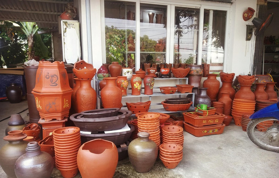 Những sản phẩm gốm mỹ nghệ của nghệ nhân làng nghề Quyết Thành. (Ảnh: PV/Vietnam+) Những sản phẩm gốm mỹ nghệ của nghệ nhân làng nghề Quyết Thành. (Ảnh: PV/Vietnam+)