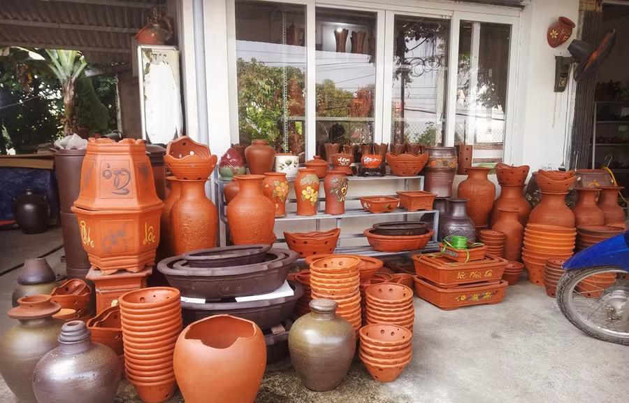 Những sản phẩm gốm mỹ nghệ của nghệ nhân làng nghề Quyết Thành. (Ảnh: PV/Vietnam+)