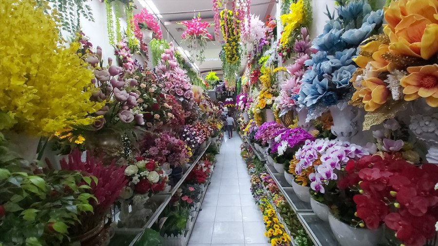 Hoa giả đủ chủng loại và màu sắc như hoa thật. Ảnh: Huân Cao