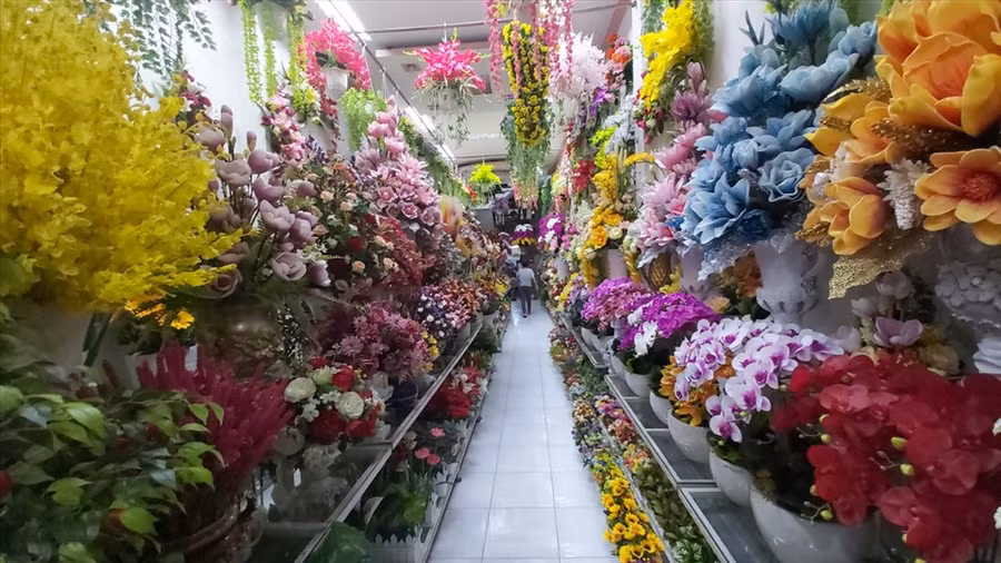 Hoa giả đủ chủng loại và màu sắc như hoa thật. Ảnh: Huân Cao