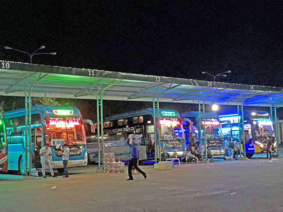 Cả dãy dài chỉ có xe khách và nhà xe đợi khách... Ảnh Lê Hòa