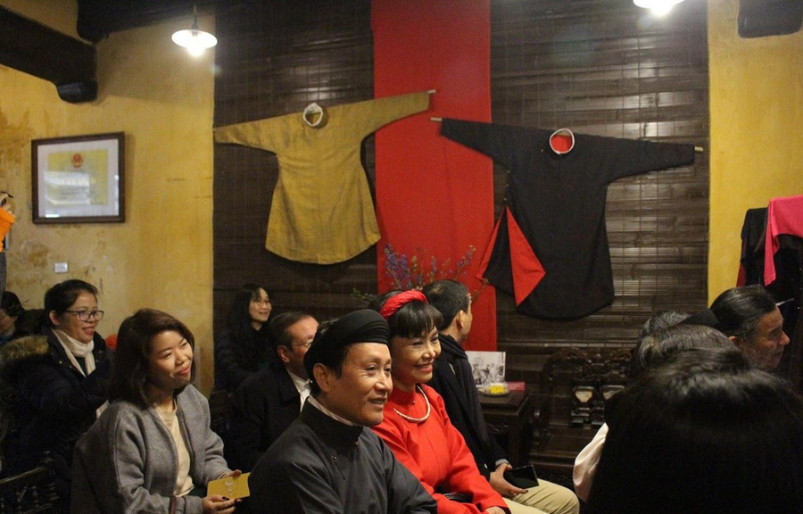 Nhà cổ 87 Mã Mây (Hà Nội) trở thành không gian áo dài ngũ thân. (Ảnh: Minh Anh/Vietnam+) Nhà cổ 87 Mã Mây (Hà Nội) trở thành không gian áo dài ngũ thân. (Ảnh: Minh Anh/Vietnam+)