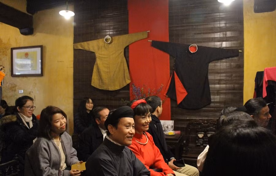 Nhà cổ 87 Mã Mây (Hà Nội) trở thành không gian áo dài ngũ thân. (Ảnh: Minh Anh/Vietnam+)