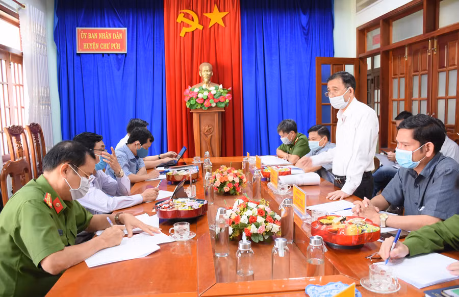 Quang cảnh buổi làm việc giữa Ban An toàn giao thông tỉnh và Ban An toàn giao thông huyện Chư Pưh. Ảnh: