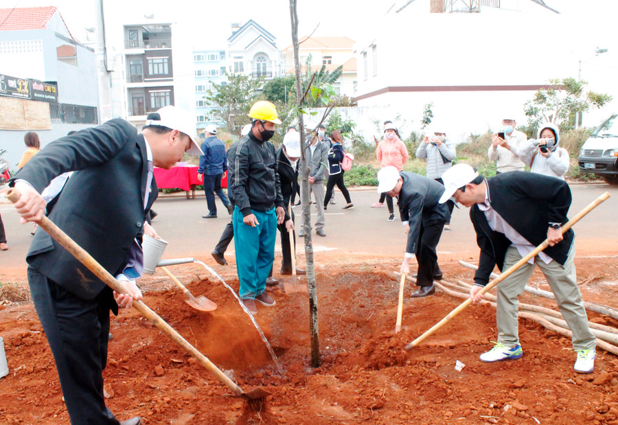 Đại biểu tham gia trồng cây sau lễ phát động.
