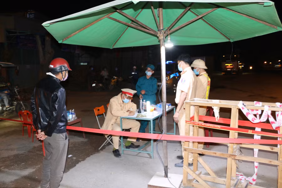 Cán bộ, chiến sĩ chốt kiểm soát dịch trên quốc lộ 25 (đoạn giáp ranh giữa thị xã Ayun Pa với huyện Phú Thiện) nêu cao tinh thần túc trực xuyên đêm để chống dịch. Ảnh: Quang Tấn Cán bộ, chiến sĩ chốt kiểm soát dịch trên quốc lộ 25 (đoạn giáp ranh giữa thị xã Ayun Pa với huyện Phú Thiện) nêu cao tinh thần túc trực xuyên đêm để chống dịch. Ảnh: Quang Tấn