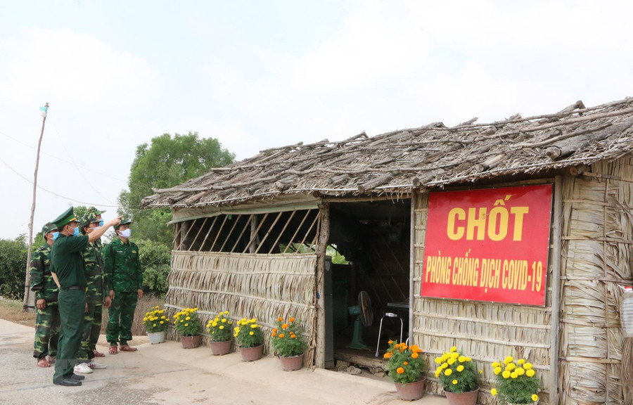 Lãnh đạo đồn biên phòng Bến Phố kiểm tra chốt phòng chống dịch trên địa bàn xã Hưng Điền A, huyện Vĩnh Hưng (Long An). Ảnh: Thanh Bình-TTXVN