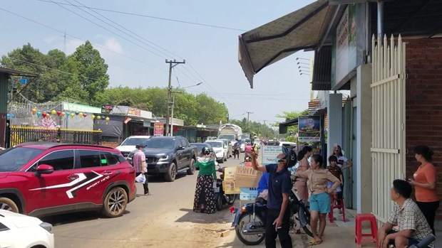 Các nhà đầu tư đổ xô đến xem đất tại khu vực sân bay Técníc Hớn Quản. (Ảnh: Youtube)