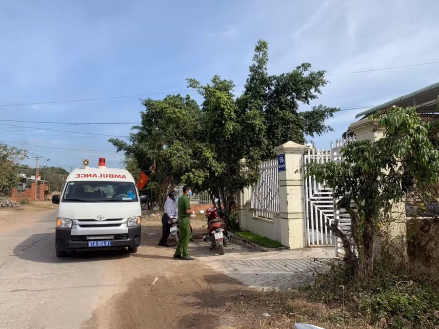 Đội truy vết phối hợp với lực lượng công an địa phương yêu cầu các trường hợp F1 đi cách ly tập trung