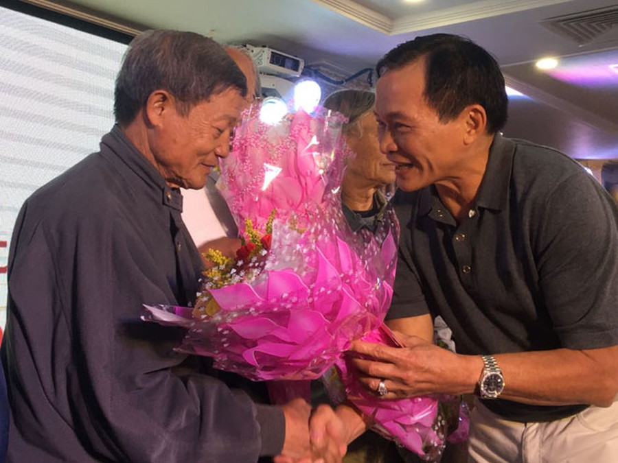 Võ sư Lê Thanh Tịnh (bìa phải) tặng hoa cho võ sư Lý Xuân Hỷ trong dịp hội ngộ của võ phái Lê Thanh Huynh Đệ ẢNH: HOÀNG TRỌNG
