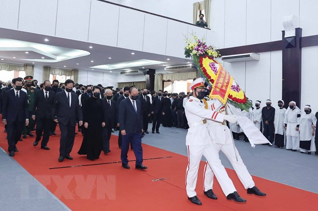 Đoàn đại biểu Ban Chấp hành Trung ương Đảng Cộng sản Việt Nam do Ủy viên Bộ Chính trị, Thủ tướng Chính phủ Nguyễn Xuân Phúc dẫn đầu viếng nguyên Phó Thủ tướng Trương Vĩnh Trọng. (Ảnh: Thống Nhất/TTXVN) Đoàn đại biểu Ban Chấp hành Trung ương Đảng Cộng sản Việt Nam do Ủy viên Bộ Chính trị, Thủ tướng Chính phủ Nguyễn Xuân Phúc dẫn đầu viếng nguyên Phó Thủ tướng Trương Vĩnh Trọng. (Ảnh: Thống Nhất/TTXVN)