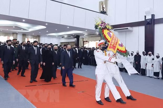 Đoàn đại biểu Ban Chấp hành Trung ương Đảng Cộng sản Việt Nam do Ủy viên Bộ Chính trị, Thủ tướng Chính phủ Nguyễn Xuân Phúc dẫn đầu viếng nguyên Phó Thủ tướng Trương Vĩnh Trọng. (Ảnh: Thống Nhất/TTXVN)