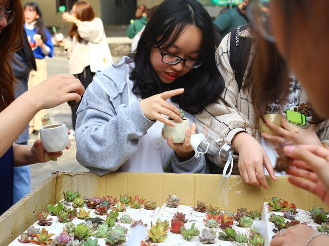 Các sinh viên tham gia trồng cây lan tỏa thói quen nâng niu sự sống xanh ẢNH: AN QUÂN