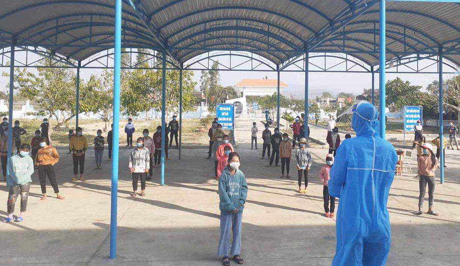 Học sinh trường TH-THCS Đinh Núp vui mừng nhận quyết định hoàn thành cách ly y tế. Ảnh: Mai Linh