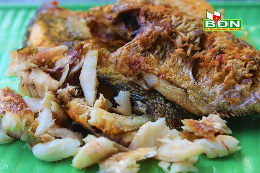 Cá suối sau khi chiên chín vàng ươm được bóc tách phần thịt cá