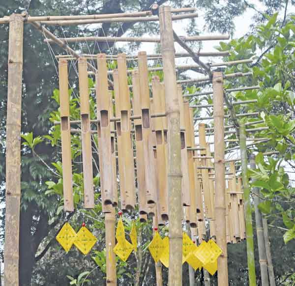 Đàn t’rưng gió ở Khu du lịch “Một thoáng Việt Nam”. Ảnh: Văn Công Hùng