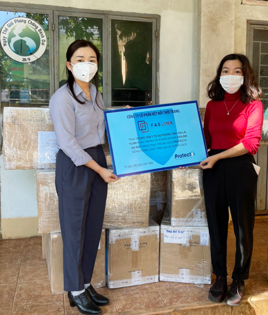 Công ty cổ phần Kết nối thời trang Faslink cũng tặng Trung tâm Y tế Dự phòng tỉnh Gia Lai 10 ngàn chiếc khẩu trang vải kháng khuẩn Faslink, 200 bộ trang phục phòng dịch protectu (tổng trị giá 280 triệu đồng). Ảnh: Phương Linh
